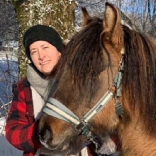 Huforthopädin Flo Hugener von Hoofflow, mit ihrem Pferd